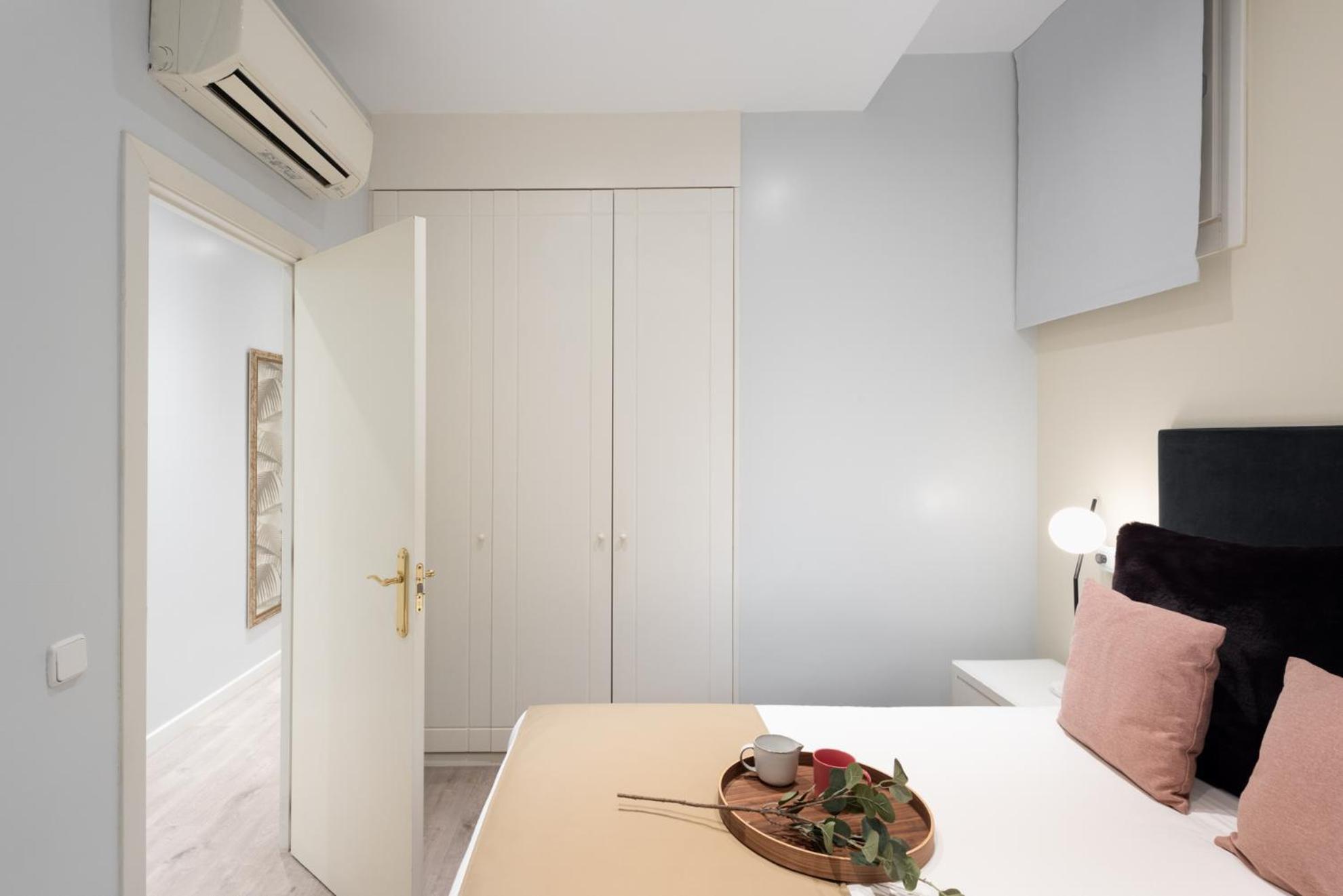 Carretas Apartments Madrid Exterior photo